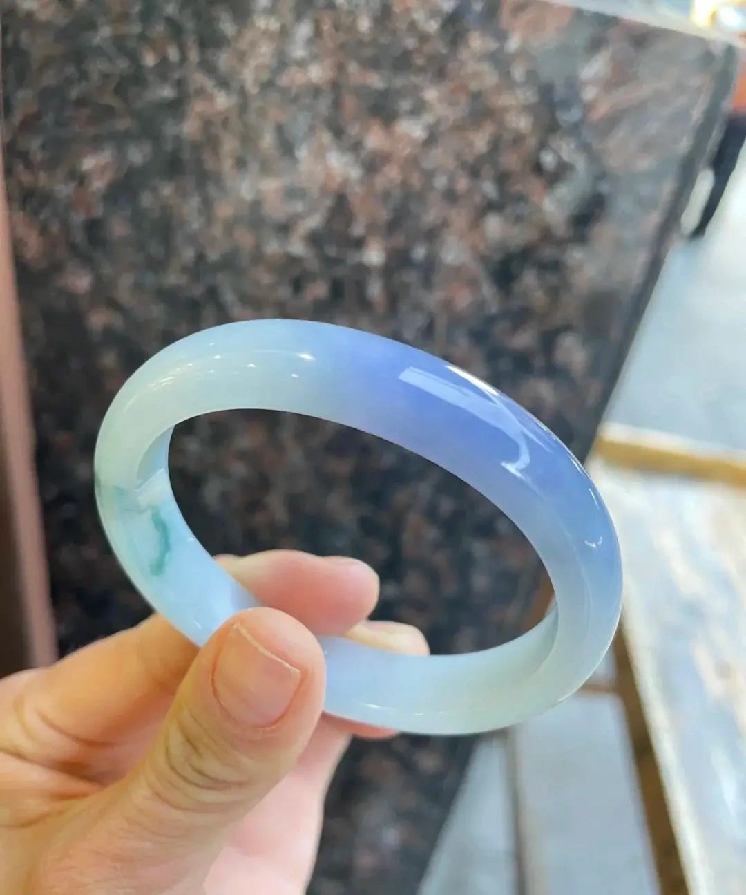 梦幻蓝紫色的翡翠手镯,它深蓝色变微紫非常独特 翡翠手镯「话题」