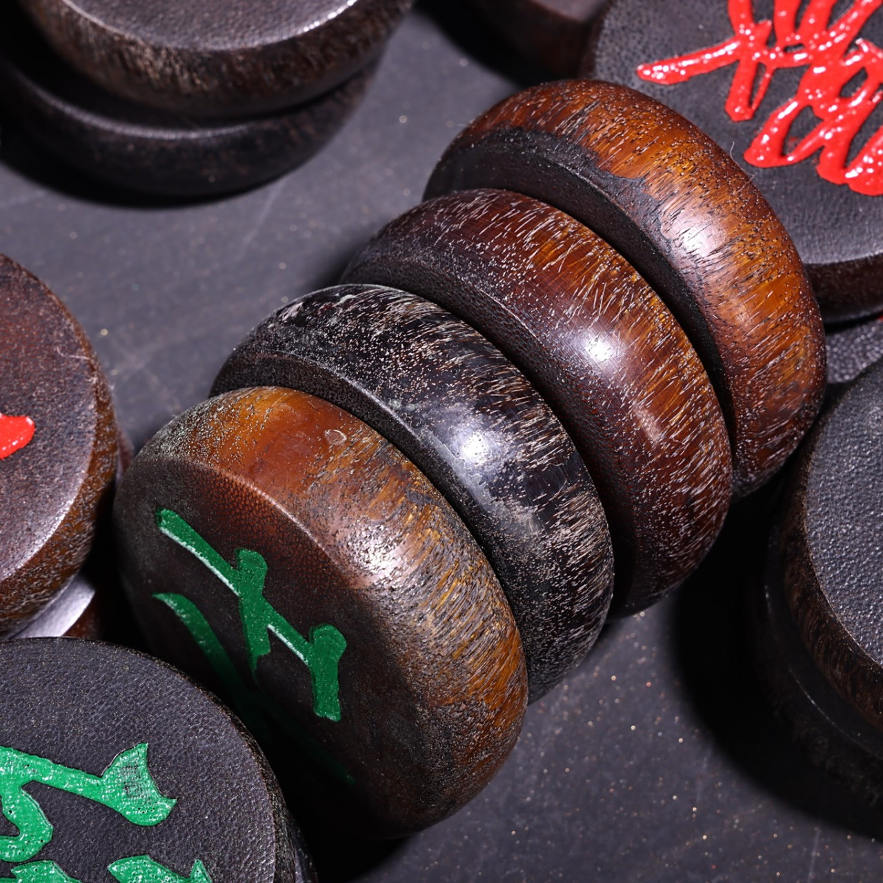 珍品旧藏收老罕见犀牛角雕刻象棋一套 保存完好   雕工精湛  配老漆器