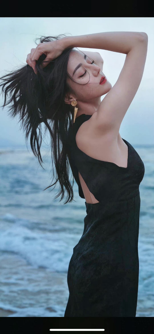 迪丽热巴海边拍摄美照,性感迷人!#养眼美女