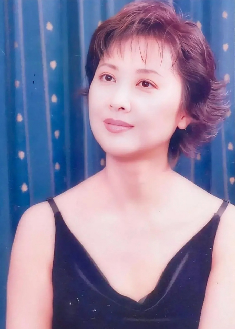 朱琳是真的太美了,眼神传情含情脉脉,气质端庄,干练稳重.