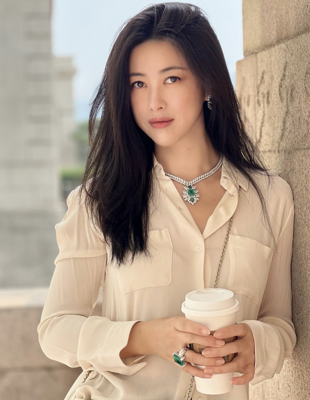 朱珠好美# 朱珠白色衬衫77黑色半身裙,气质由内而外散发出来,自带