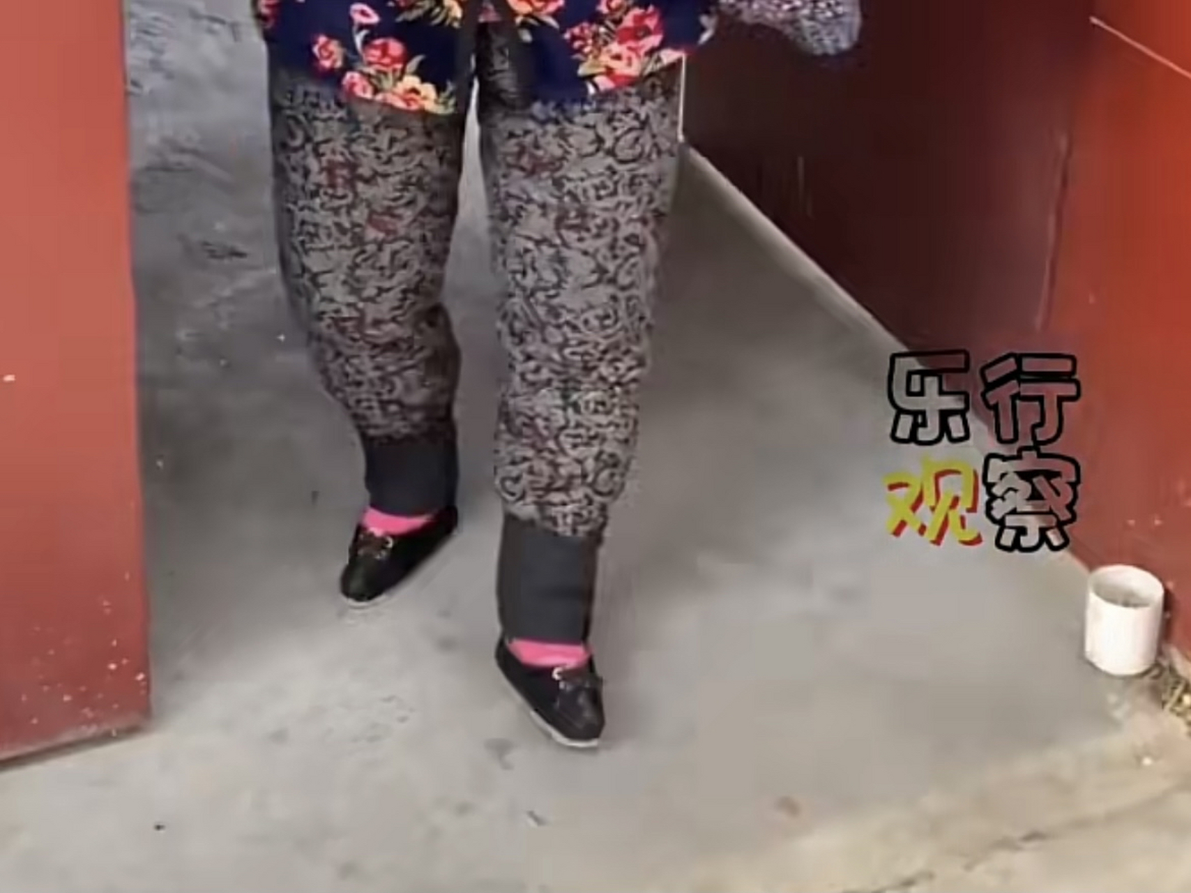 一女子晒出村里老奶奶的"三寸金莲",脚趾被折断压在脚掌下形成"高跟鞋