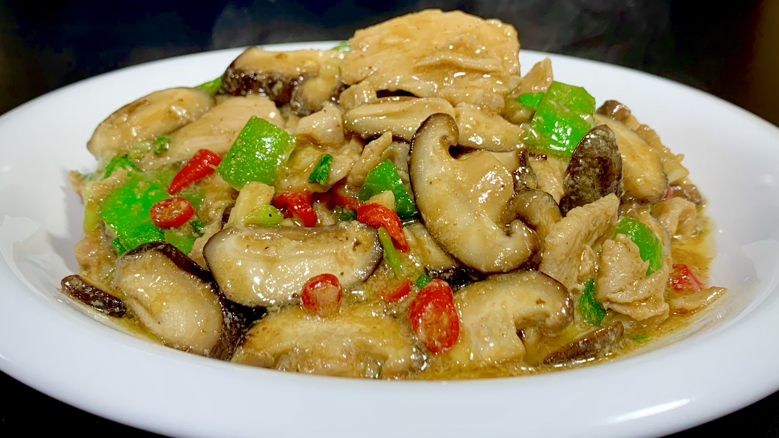 香菇炒肉这样做才好吃，酒店阿朝教你一个小技巧，鲜香滑嫩超下饭