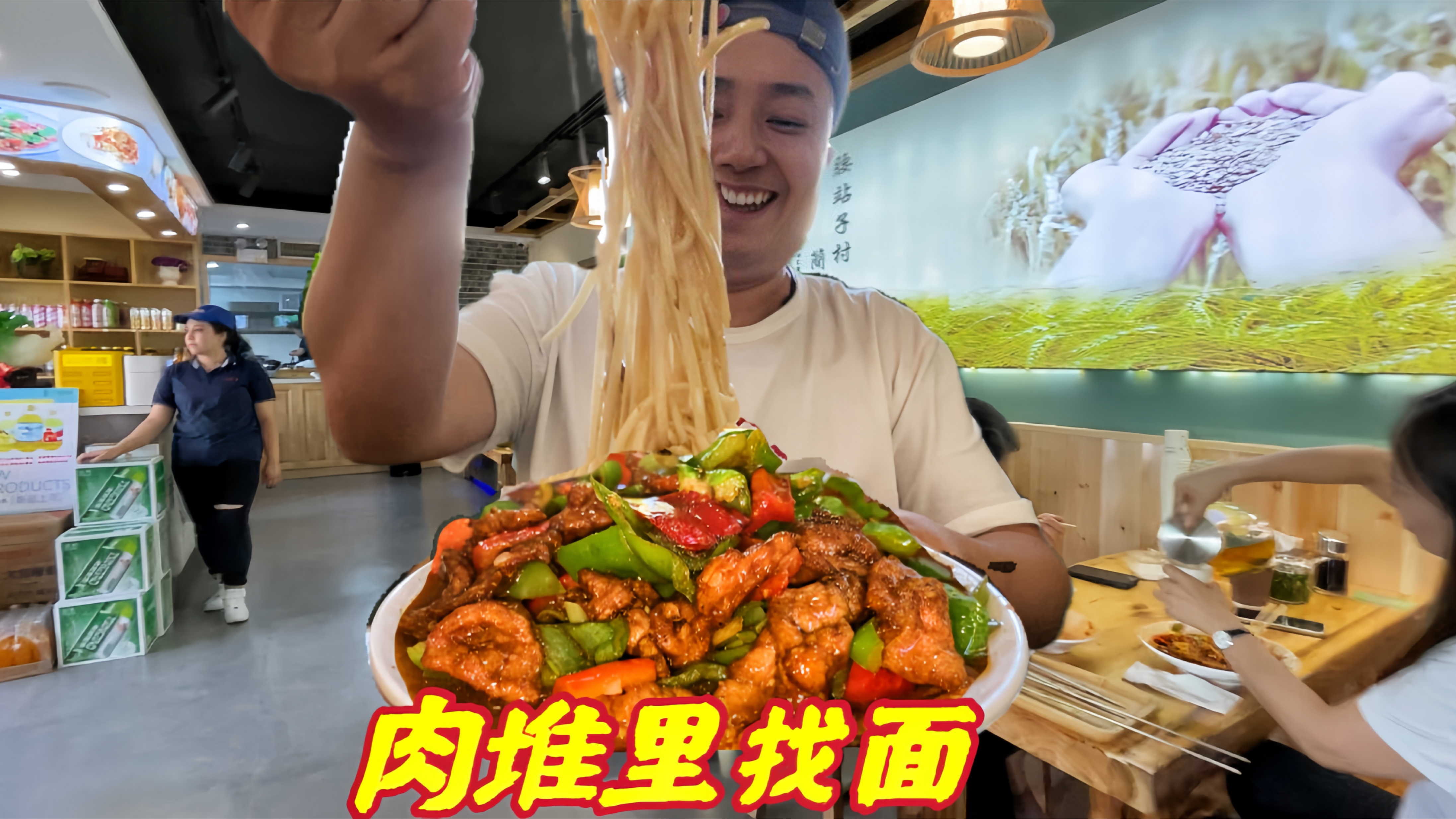 大寨沟腰站子过油肉拌面,38元一份满满一盘肉,肉堆里找面太过瘾