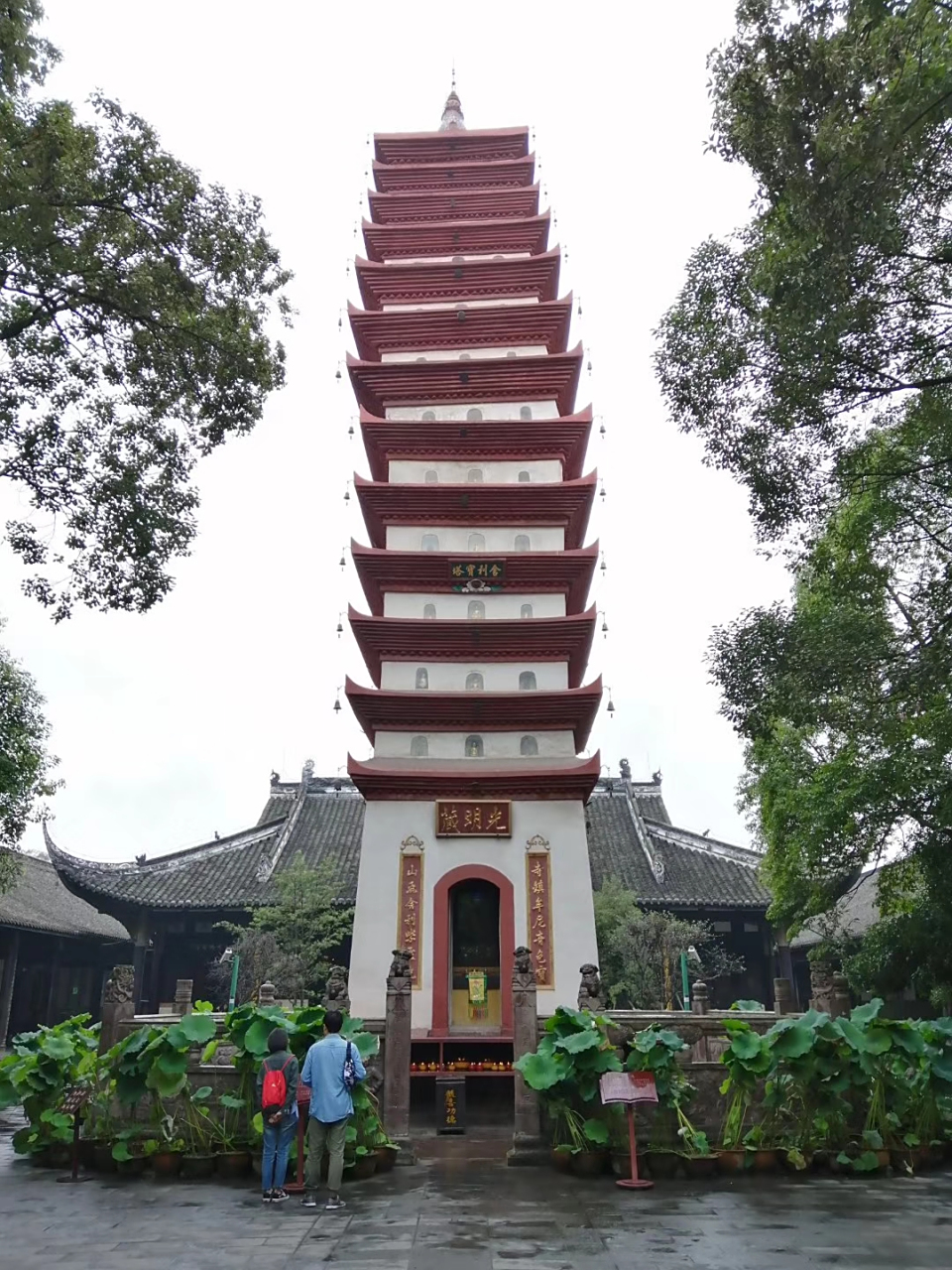 雨中游寺庙747474,古朴的建筑配上蒙蒙细雨,更浸润出古韵悠悠.