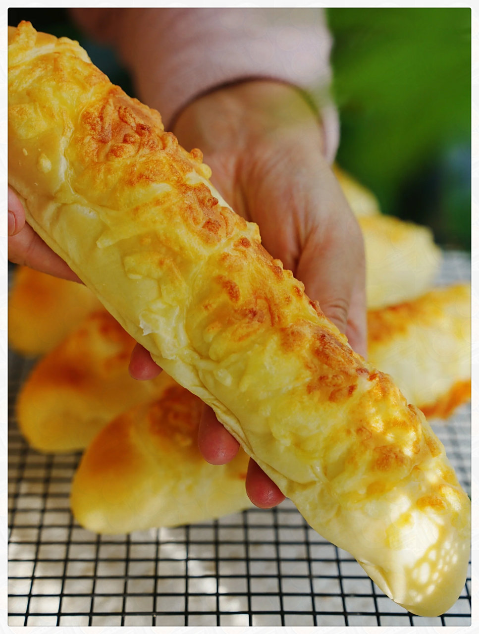 黄金芝士条面包|柔软咸香全家抢着吃  这款面包真的太诱人了,每一口都