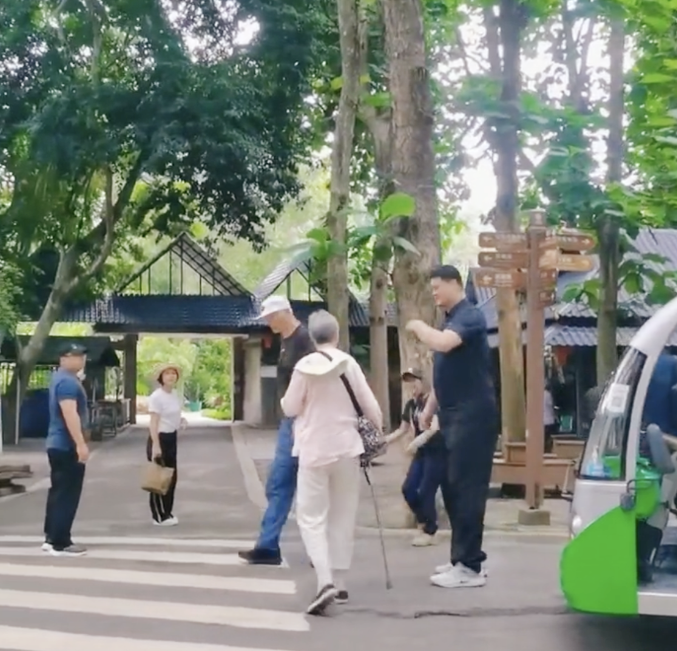 姚明一家五口雲南旅遊!女兒身高已趕上媽媽,住人均1300元的酒店