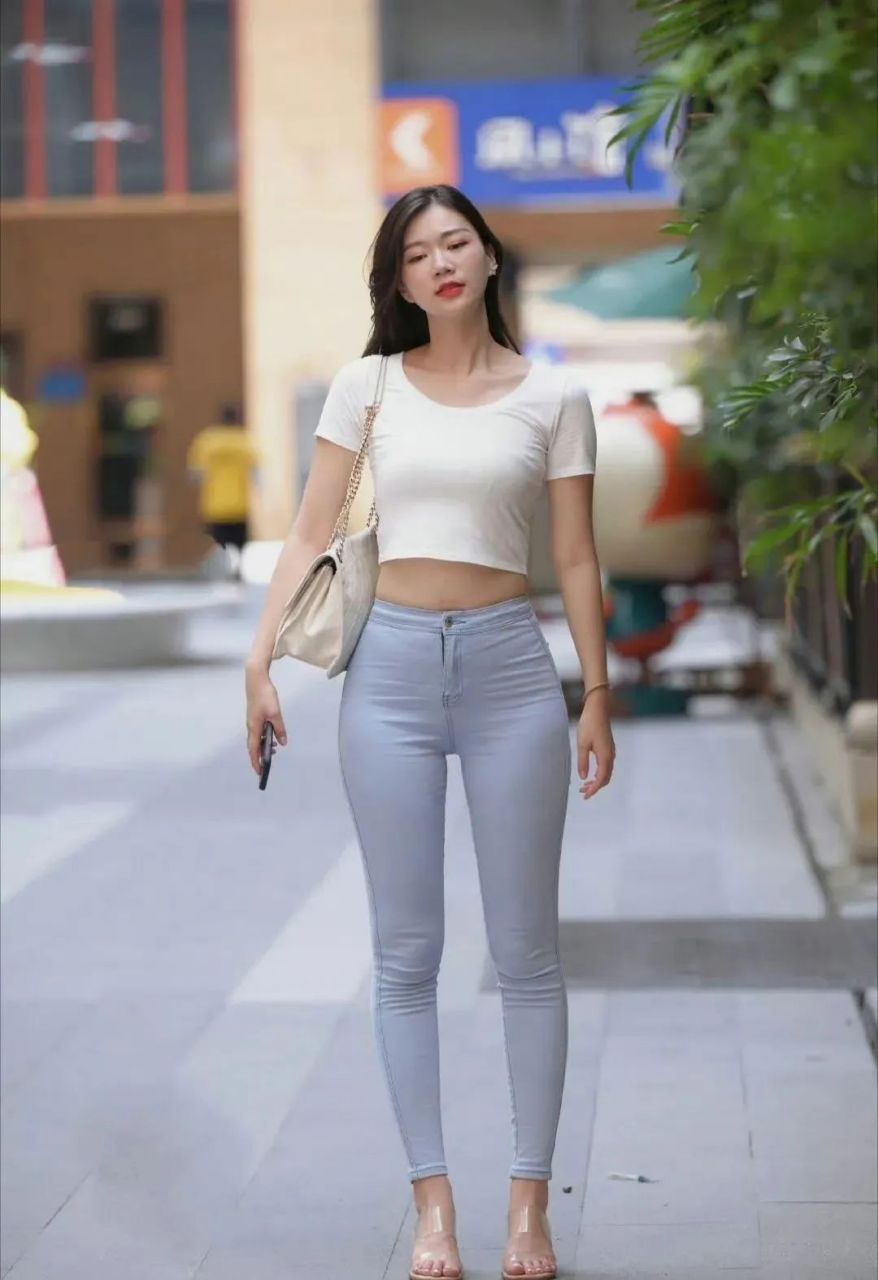 街拍牛仔美女好身材圆润型