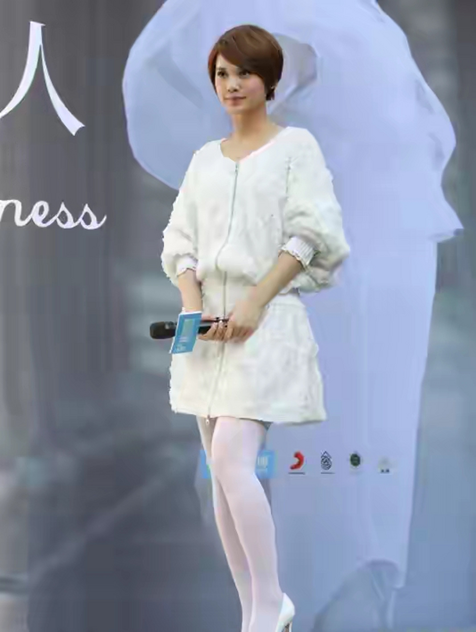 网友:杨丞琳太会穿了,穿白色丝袜,勾勒出一双迷人的双腿,清纯可爱