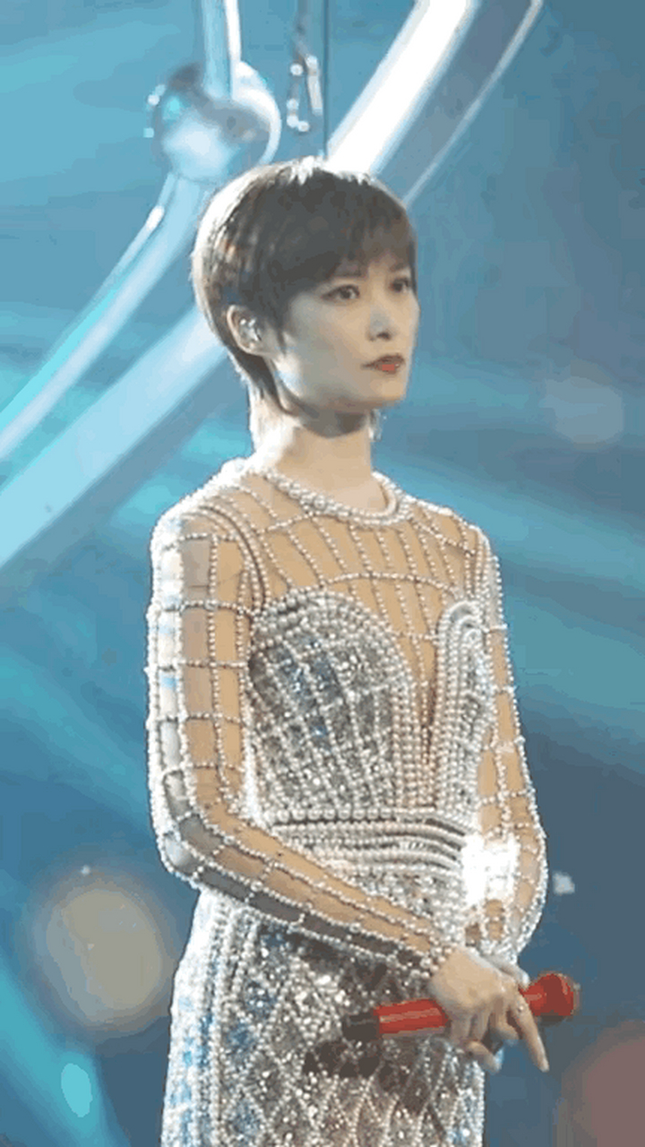 李宇春终于换上了女装,颠覆了我的想象,一个字美.