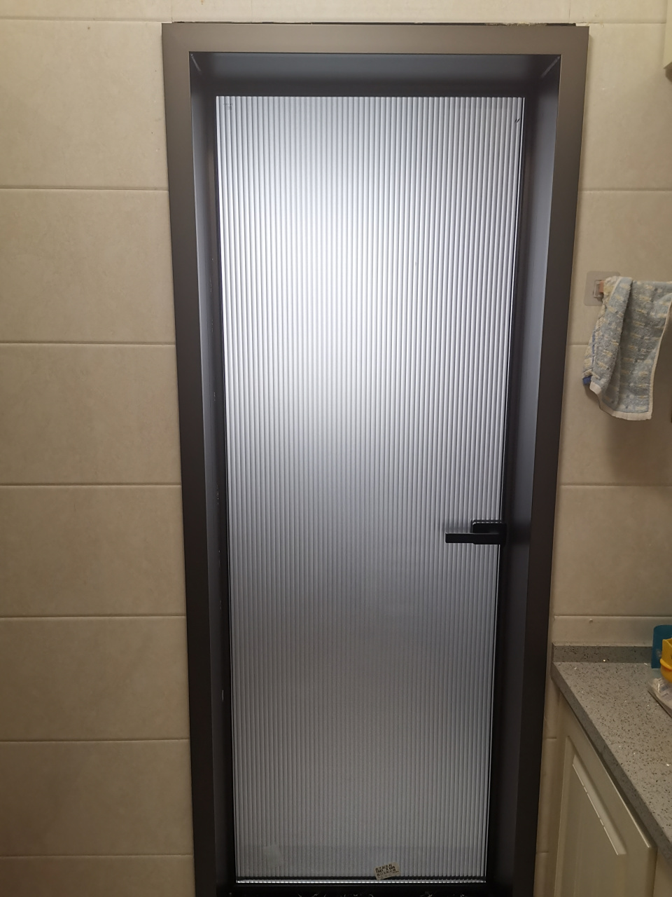 新款全玻室内门 铝合金框,单面磨砂条纹全玻璃新款时尚门,解决了淋浴