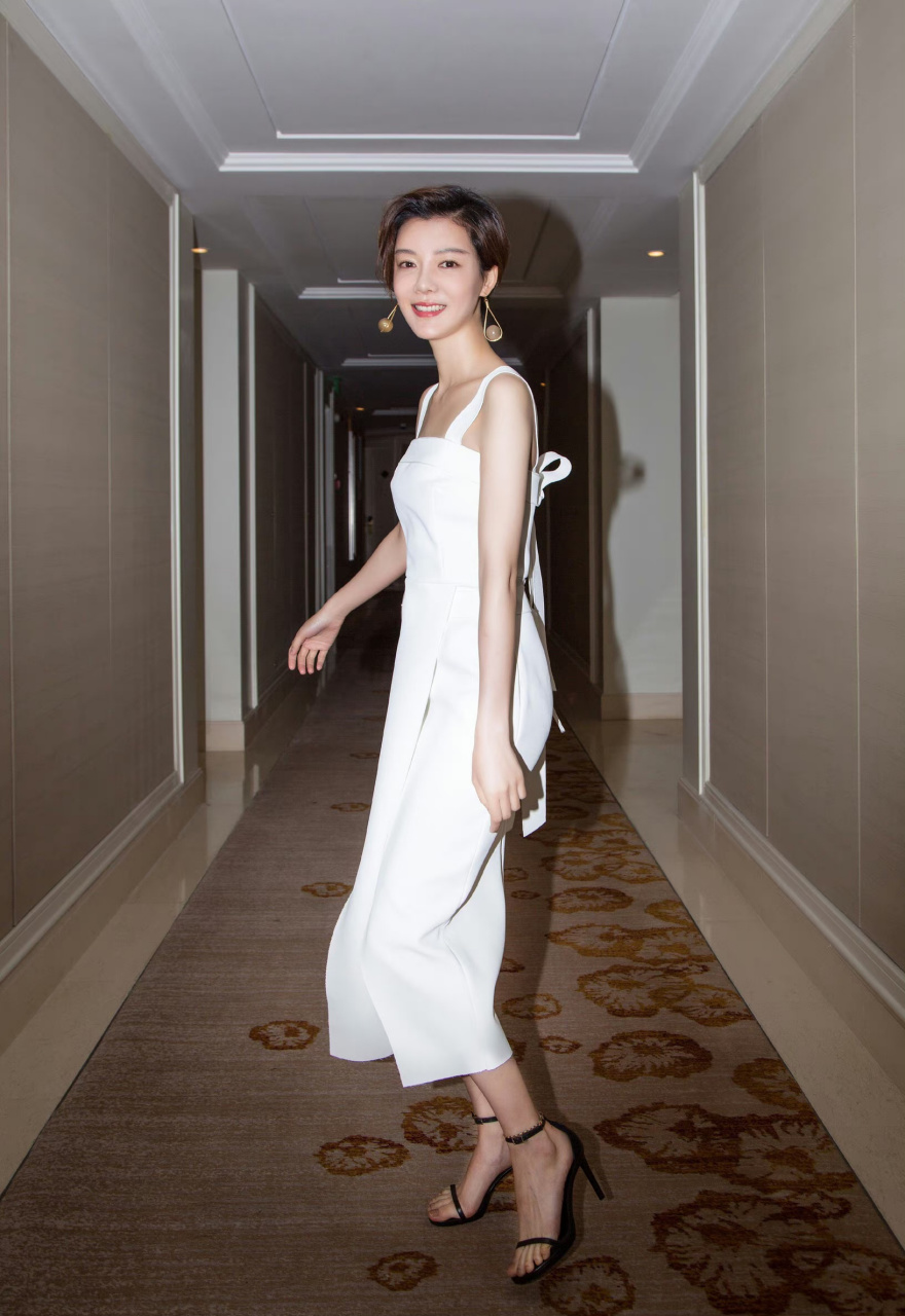 演员车晓凉鞋美脚合集,2012年,车晓因在都市轻喜剧《大男当婚》中饰演