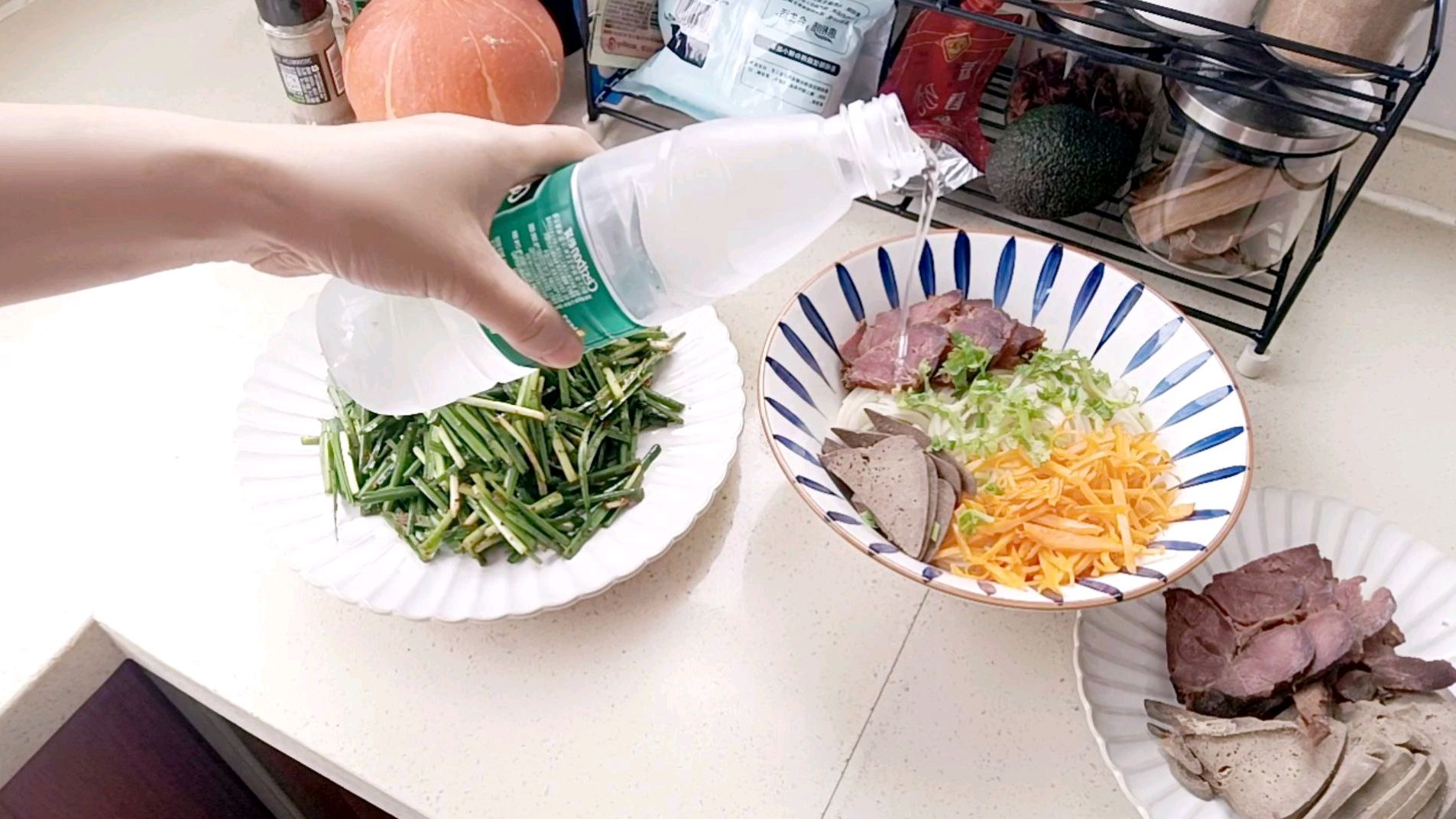 一个大龄剩女的一日三餐:看一个韩国小姐姐吃拌韭菜,今天想试试