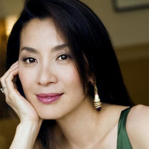 不老女神杨紫琼,摘得奥斯卡影后桂冠,成为第一位亚裔影后