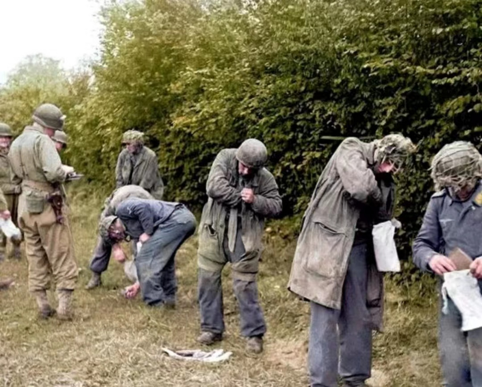 1944年7月,法国诺曼底,6名德军士兵被盟军俘虏.