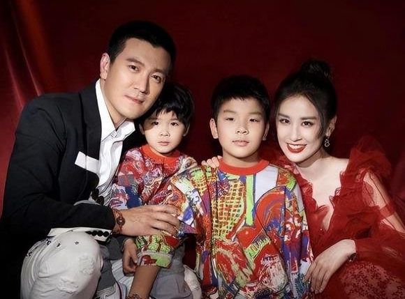 偏心?黄圣依晒母子照,搂抱安麟,孕肚明显,安迪却不被允许出镜