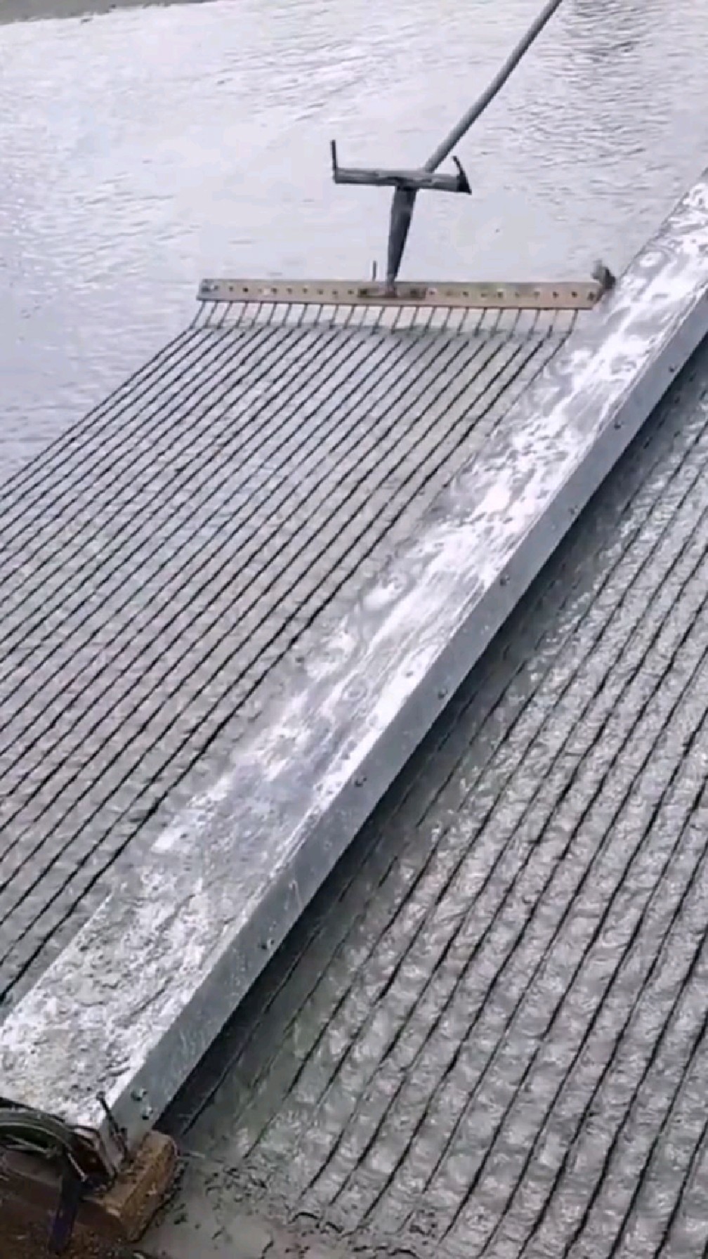 原来水泥路面是这样拉纹路的-度小视