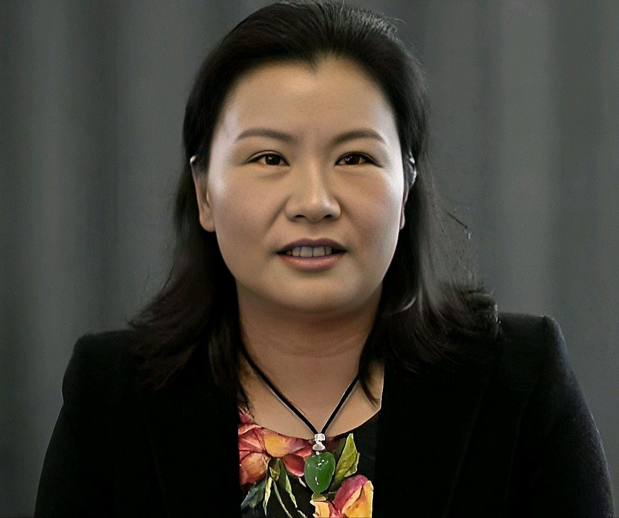 她靠做手机玻璃身价千亿,丈夫却是一名司机,周群飞是如何成功的