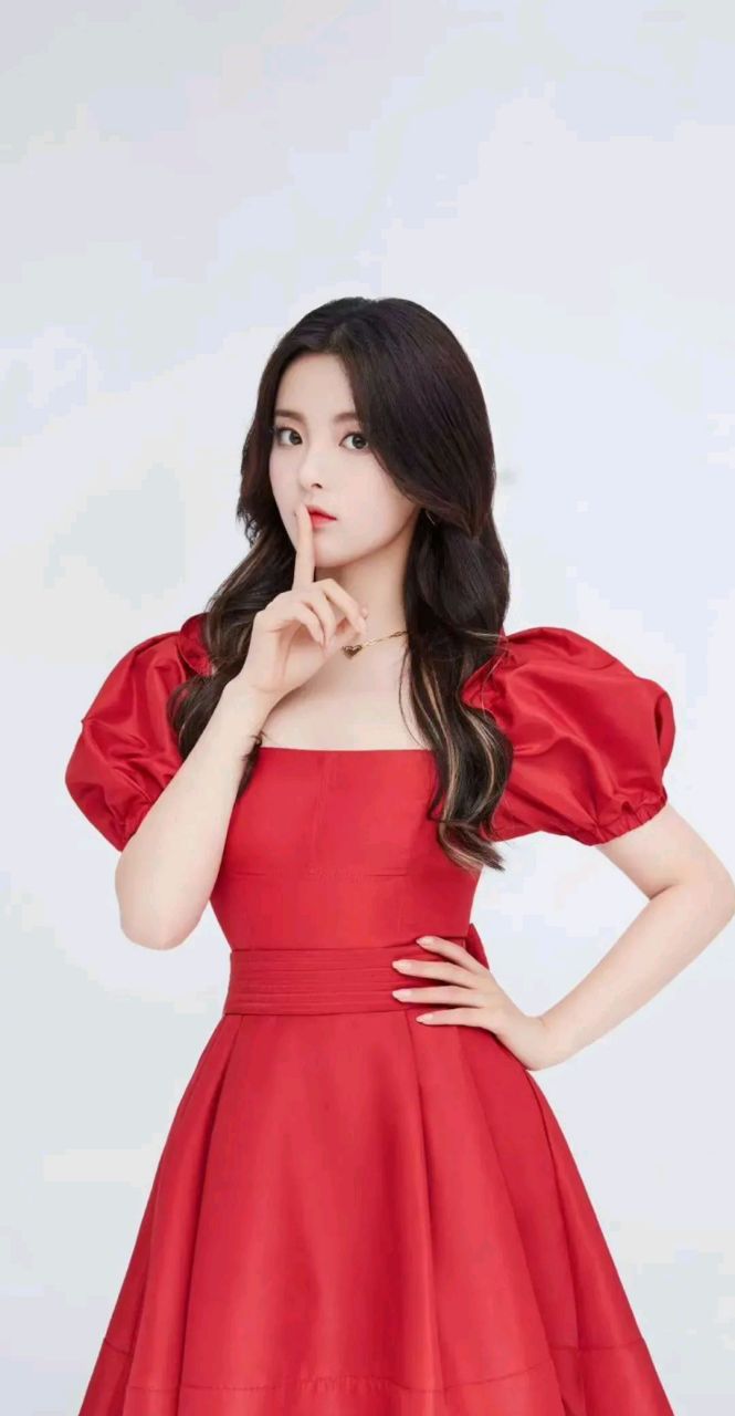 杨超越红色公主裙造型甜美可爱#甜系女孩# #每日明星美图# #百家号