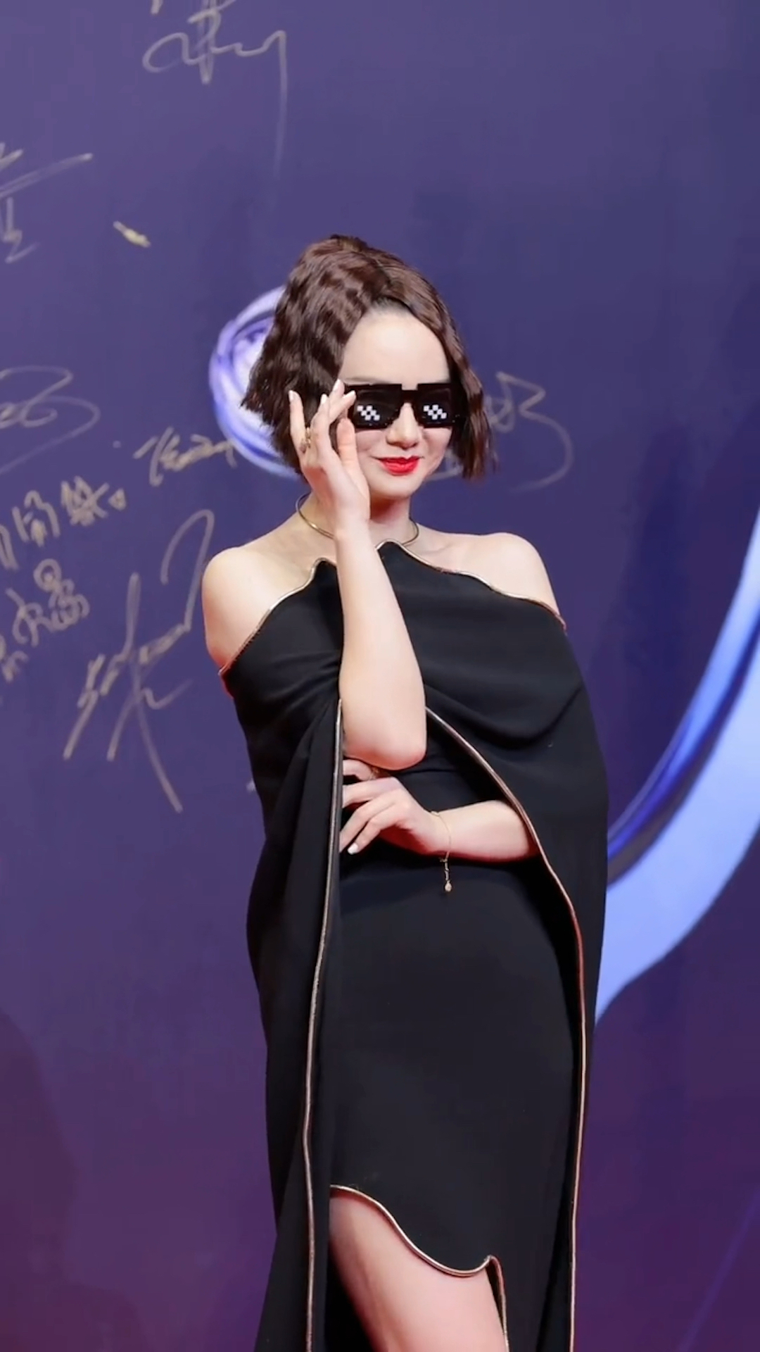 戚薇红毯束手就擒装 翻车造型不适合自己