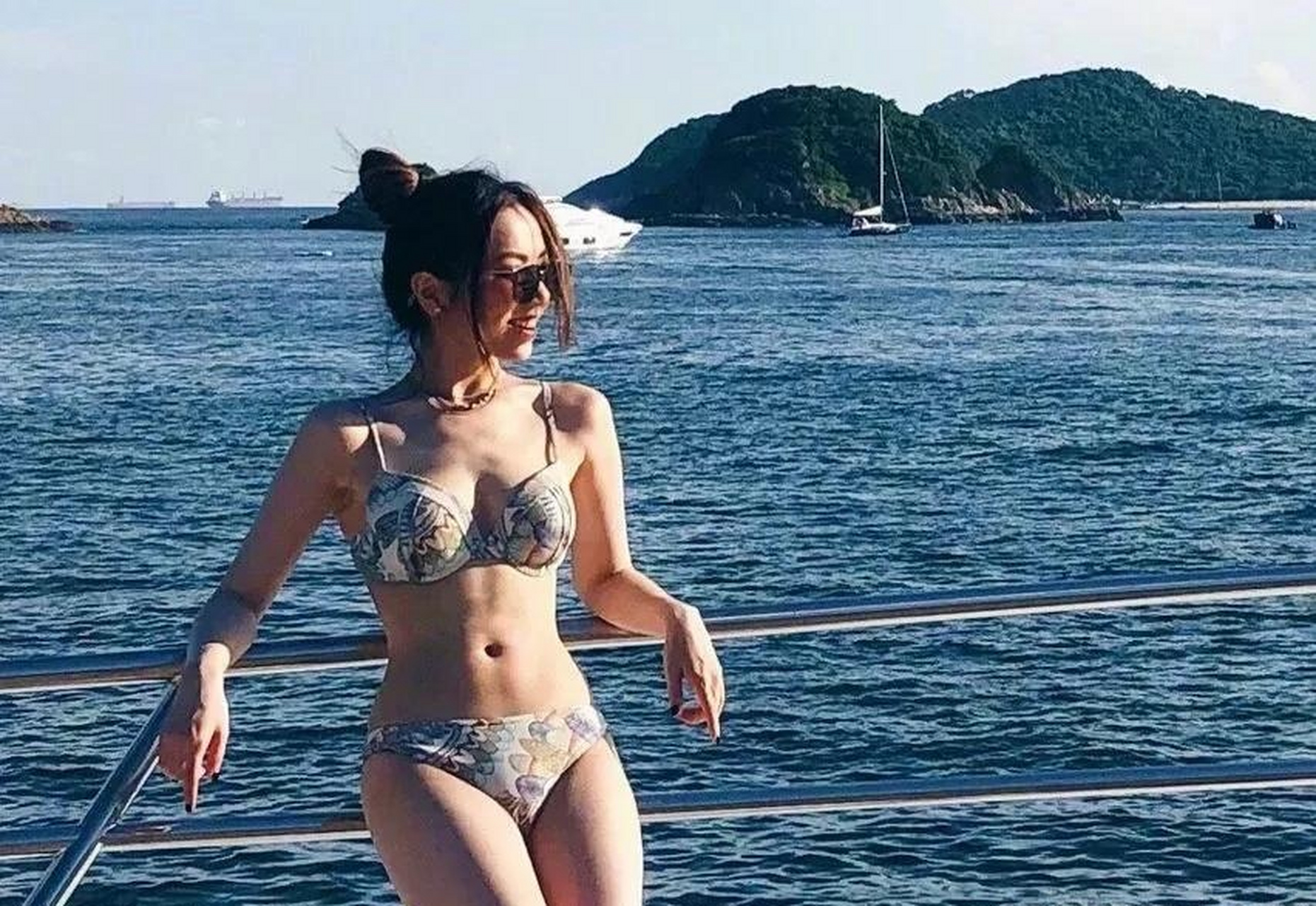 顶级流量明星邓紫棋身穿比基尼在游艇上啊,晒太阳的一组照片