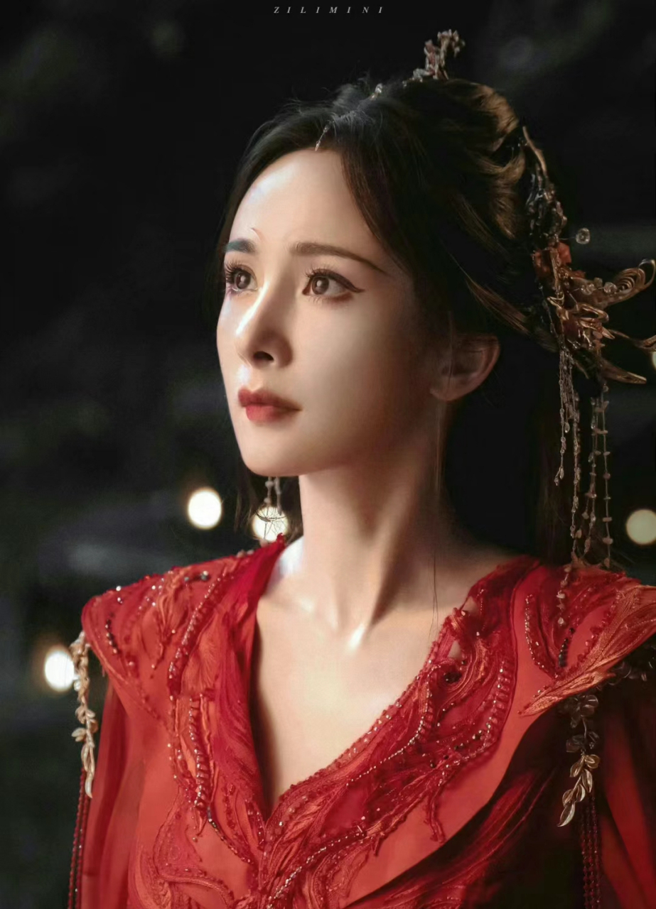 杨幂涂山红红妆造