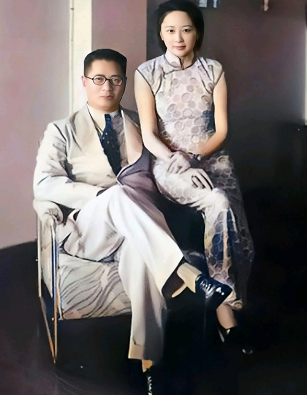 宋子文与张乐怡的一张老照片,照片中的宋子文戴着眼镜,西装革履,看