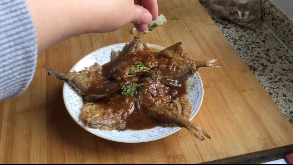 平鱼最好吃的做法,不会腥气,一人碗里夹一条,吃着过瘾!