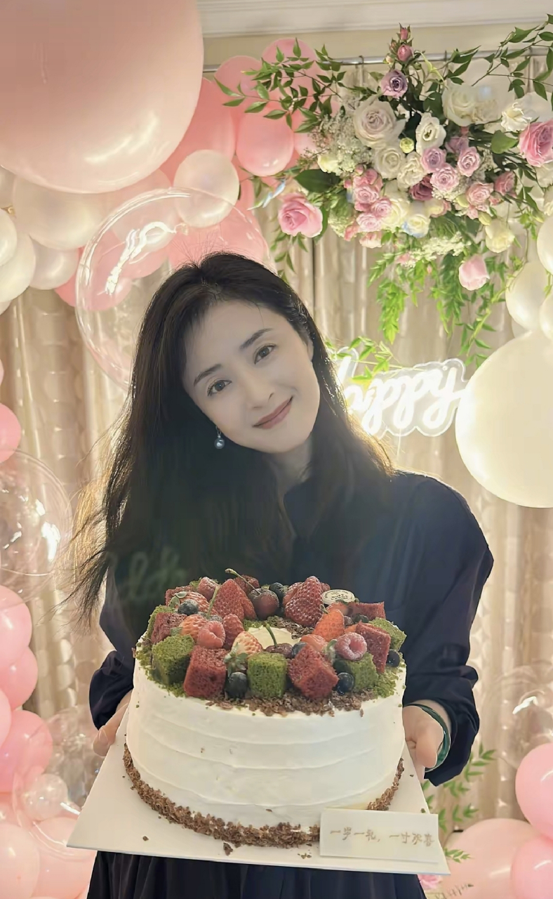 蒋欣晒生日照,关上所有的灯,只留下烛光,展现最美的一面  今天是漂亮