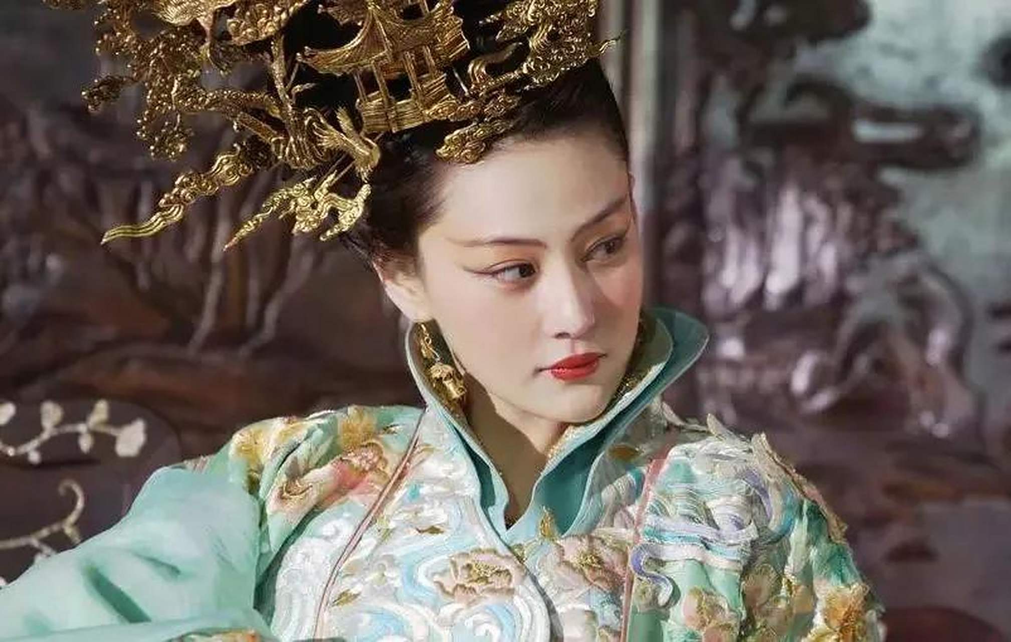 天启年间,一天深夜,魏忠贤正和皇帝的乳母客氏在乾清宫西阁饮酒玩乐.