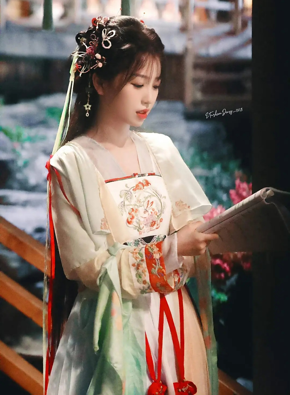 虞书欣这套凌妙妙服装也好好看,丁禹兮的慕子期也换服装了,是鹅黄色的