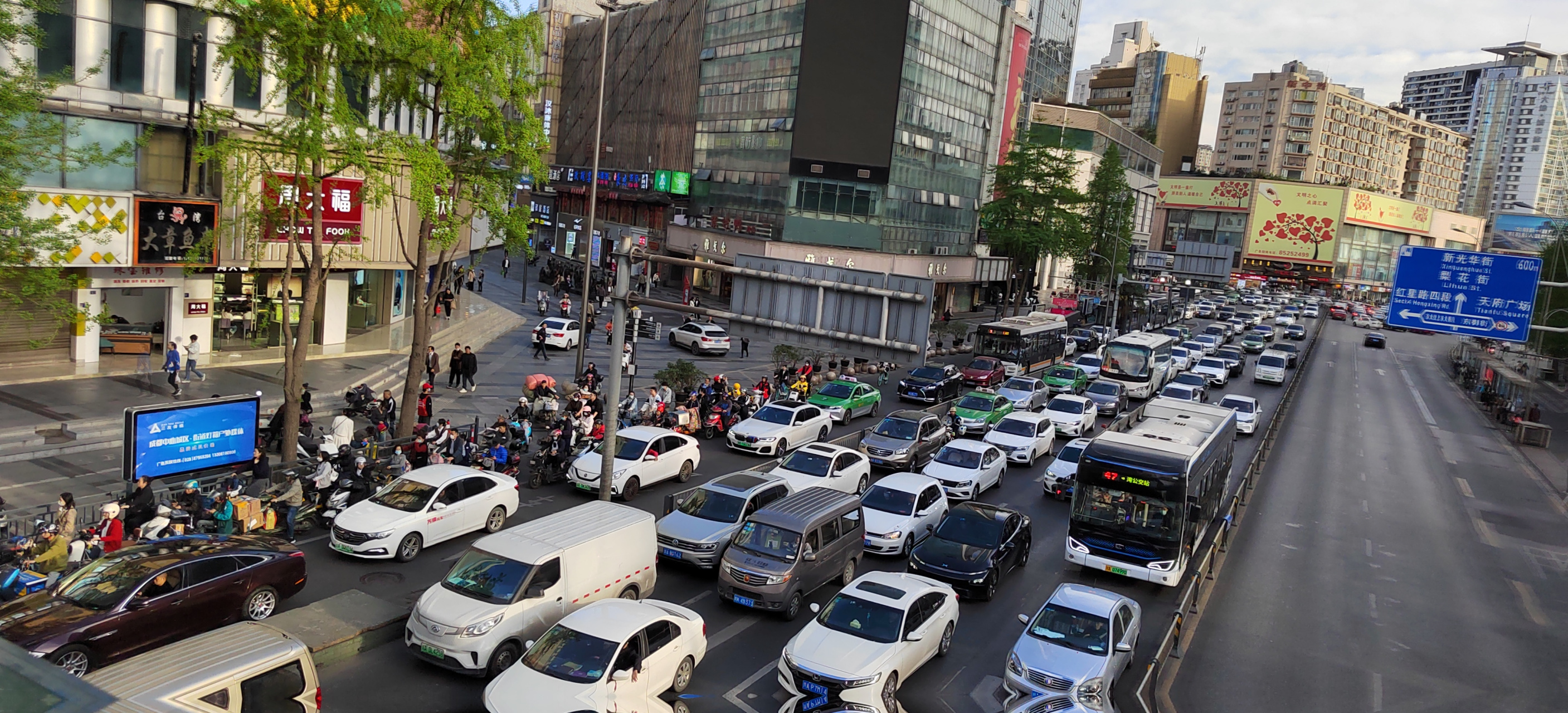 4月3日18:05分 成都蜀都大道顺城大街车水马龙腾升现场