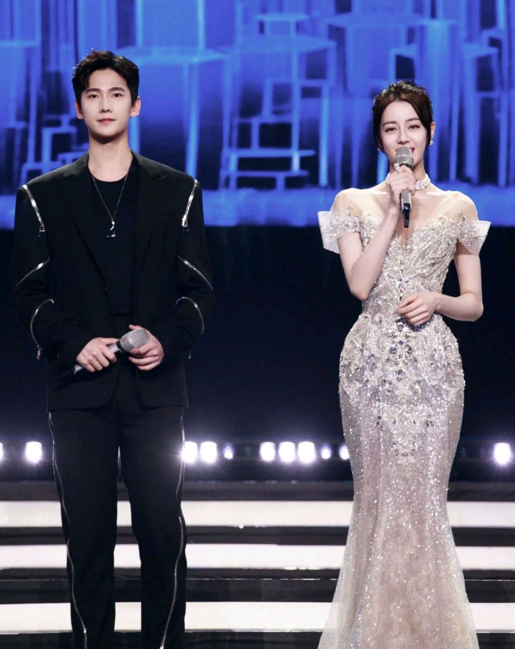 杨洋与迪丽热巴一起同框,真的很"养眼",男帅女靓,感觉他们在一起搭档