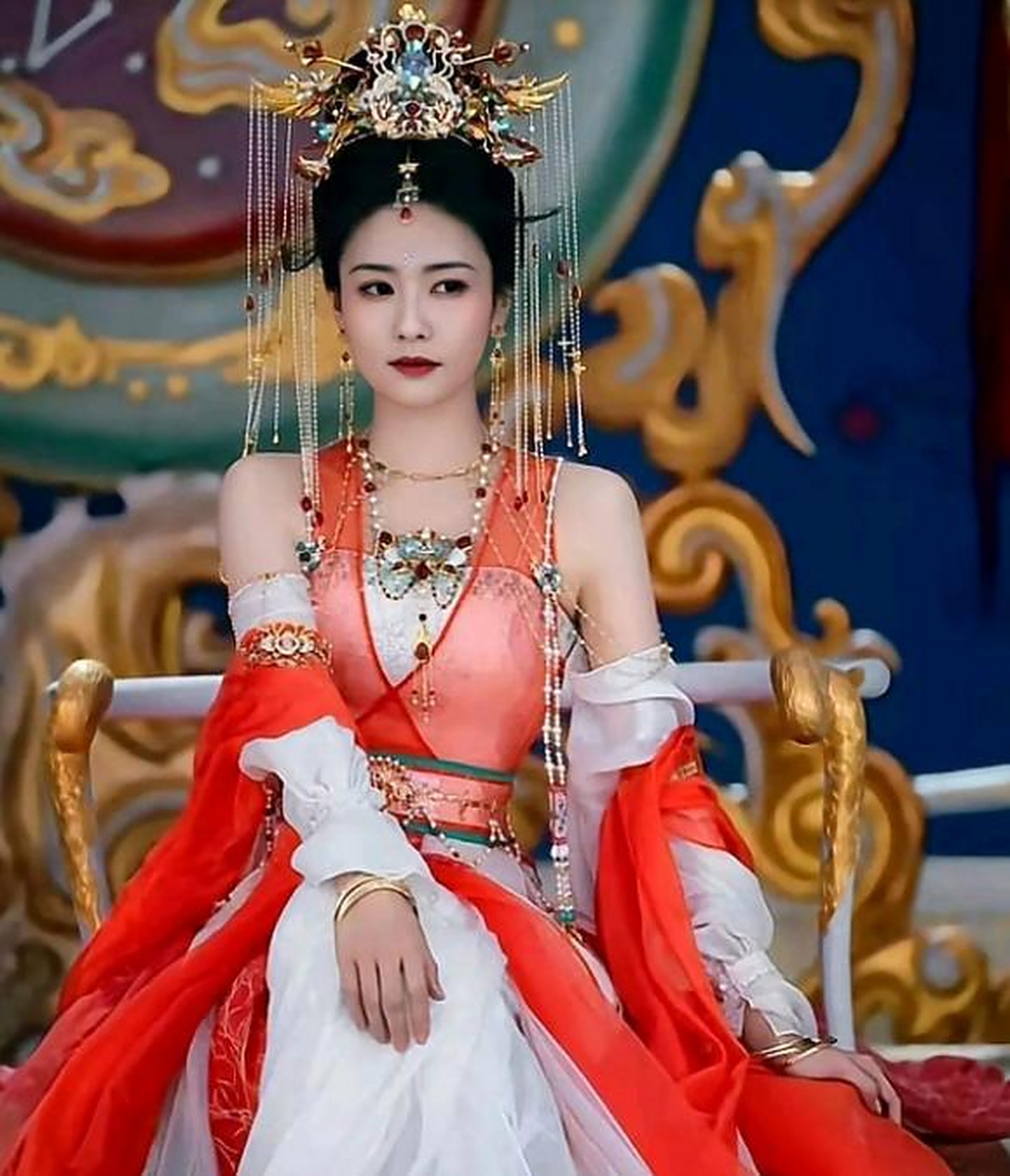 白鹿这身妆造好漂亮!但是在古装剧里,是不是太暴露了?