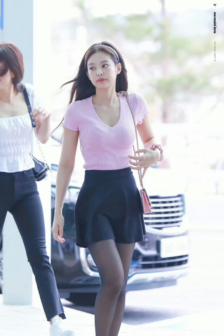 jennie和黑丝的适配度,在清纯可爱与性感火辣之间游走,游刃有余,只有