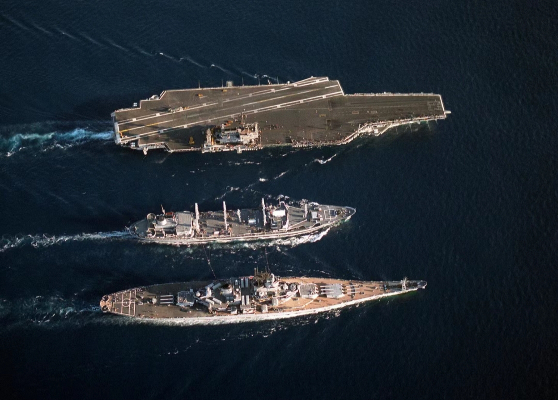 其实在二战期间,航母与战列舰已经并肩作战了.