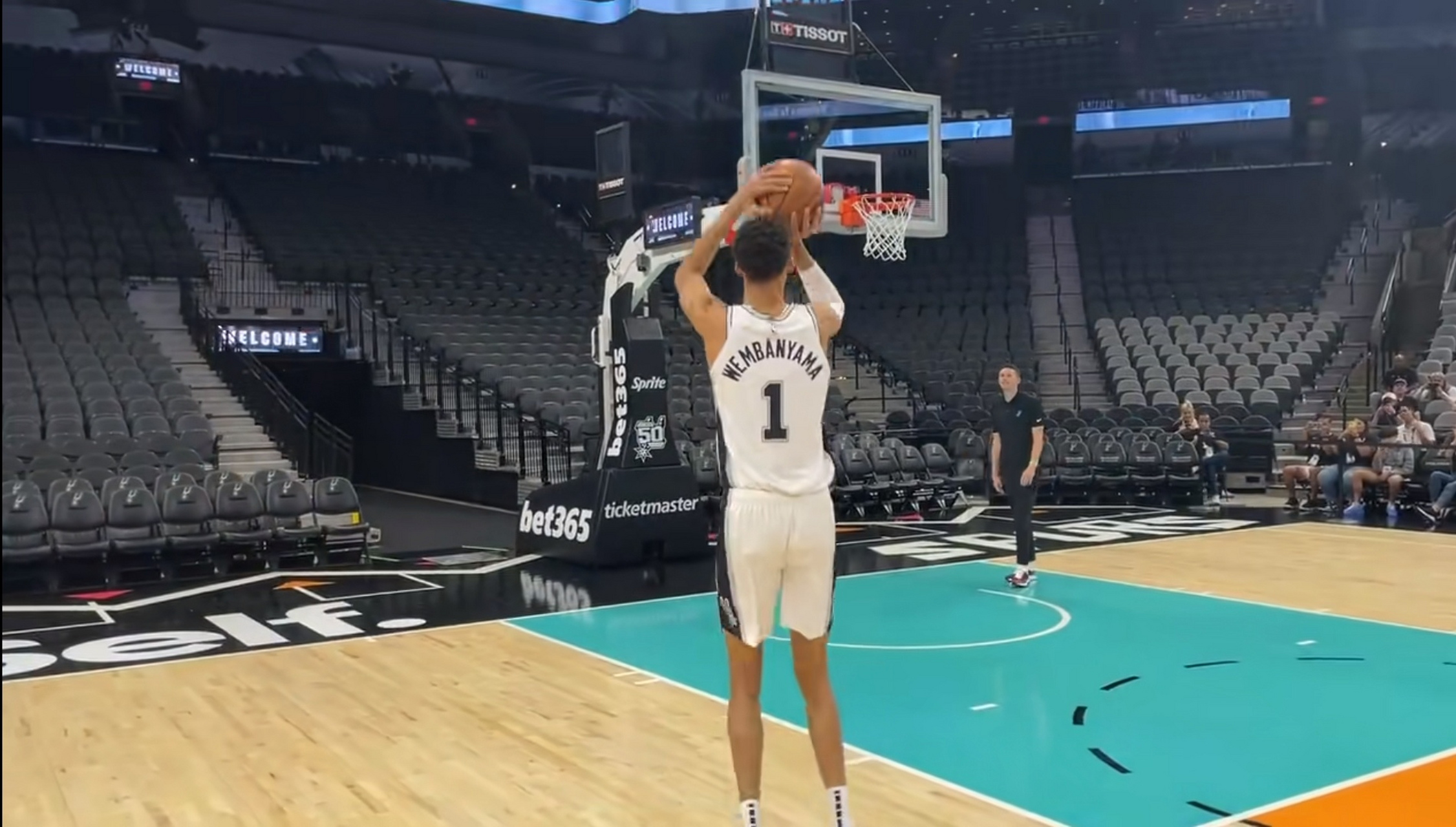 文班亚马在马刺主场首秀,投篮连续打铁令球迷感到失望!