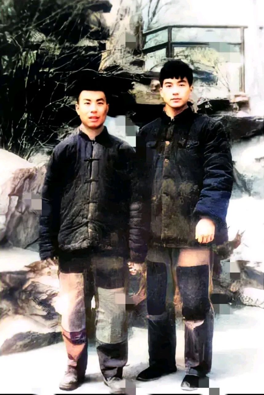 60年代初,两名穿着"补丁"衣服的大学生,那个年代很多孩子所穿的衣服