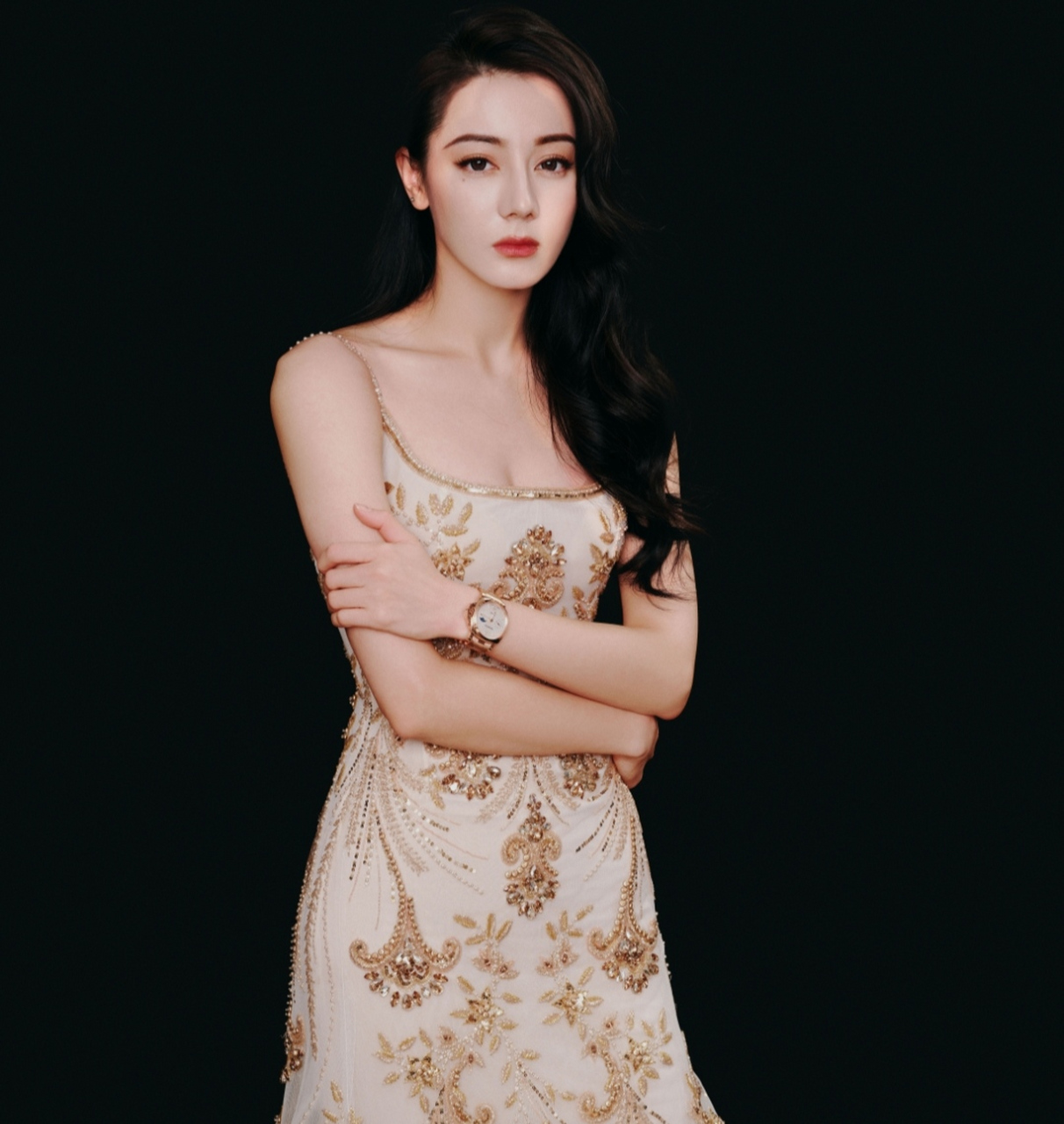 迪丽热巴最新出席活动造型,身姿高挑,曲线曼妙,s型身材曲线前凸后翘