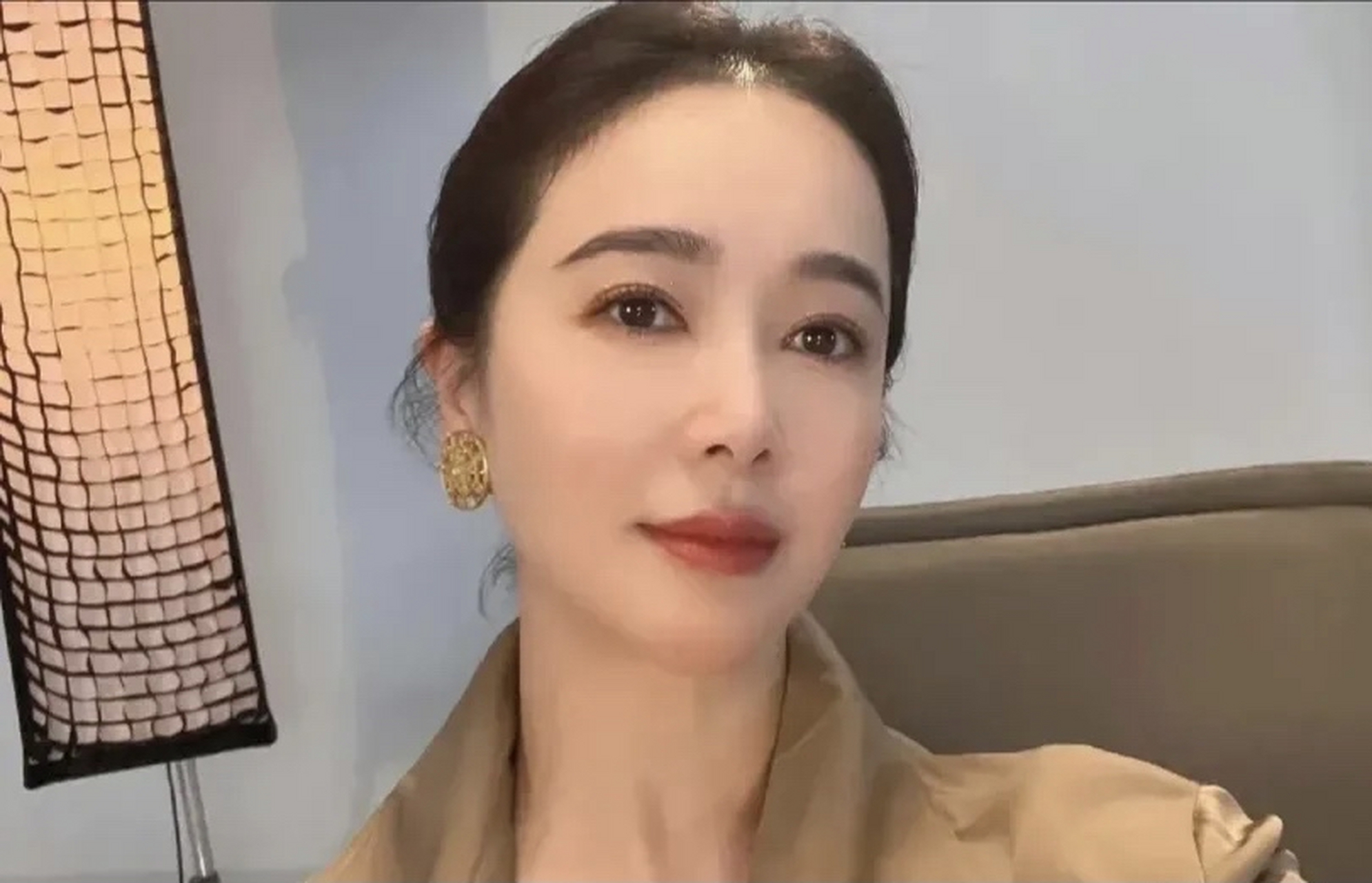 左小青经过医美整容后,她的外貌焕然一新,仿佛换了一个新的演员.