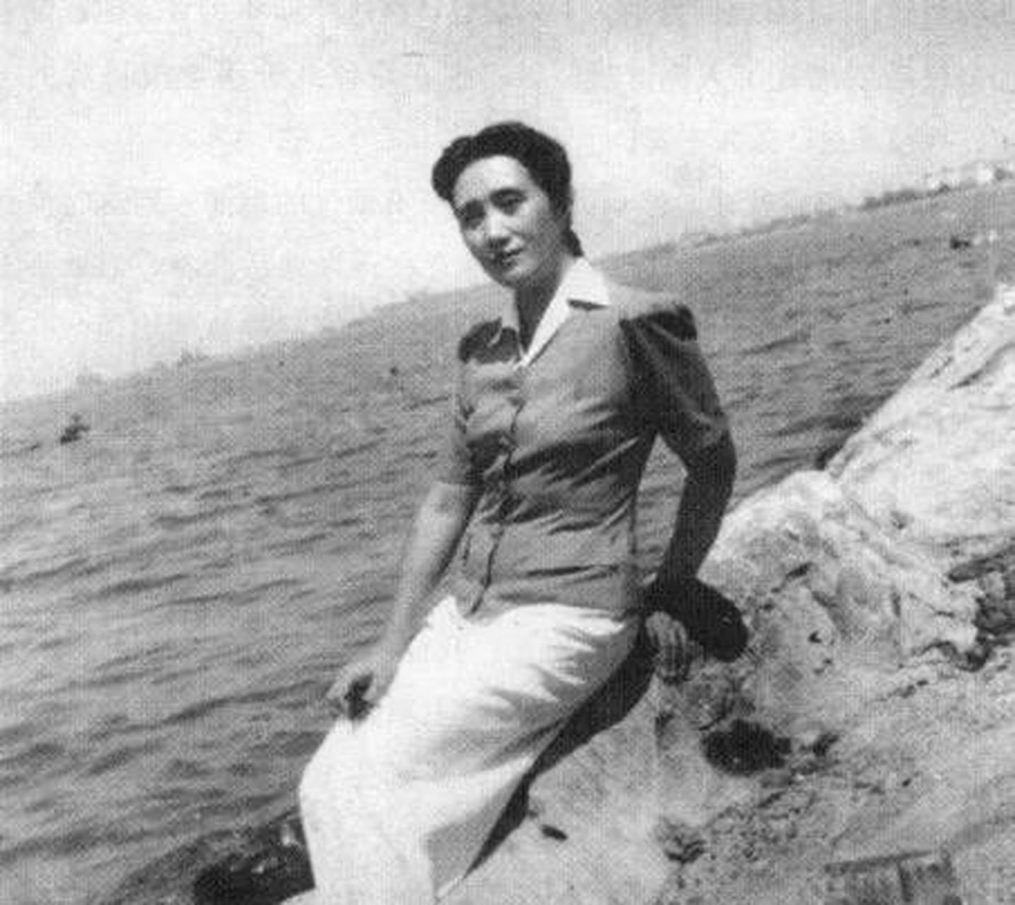 "不料,董竹君带着女儿,穿着大红嫁衣再次嫁给丈夫.