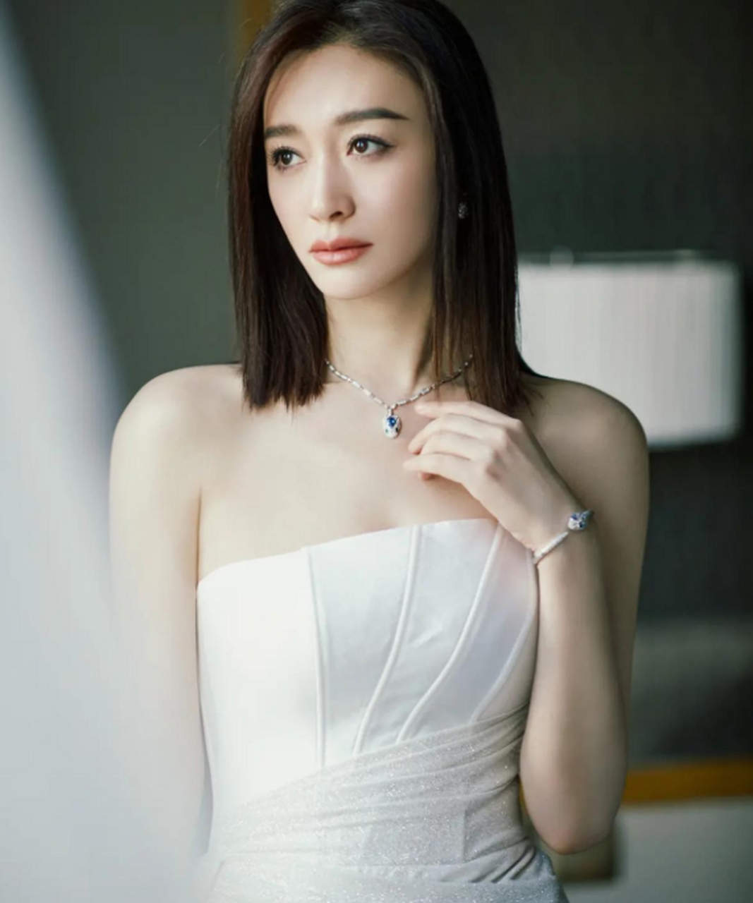 动态30天打卡挑战# 李小冉最近拍摄了一组时尚抹胸裙的照片,身穿白色