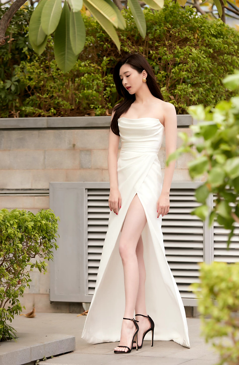 江疏影这高跟鞋真细啊