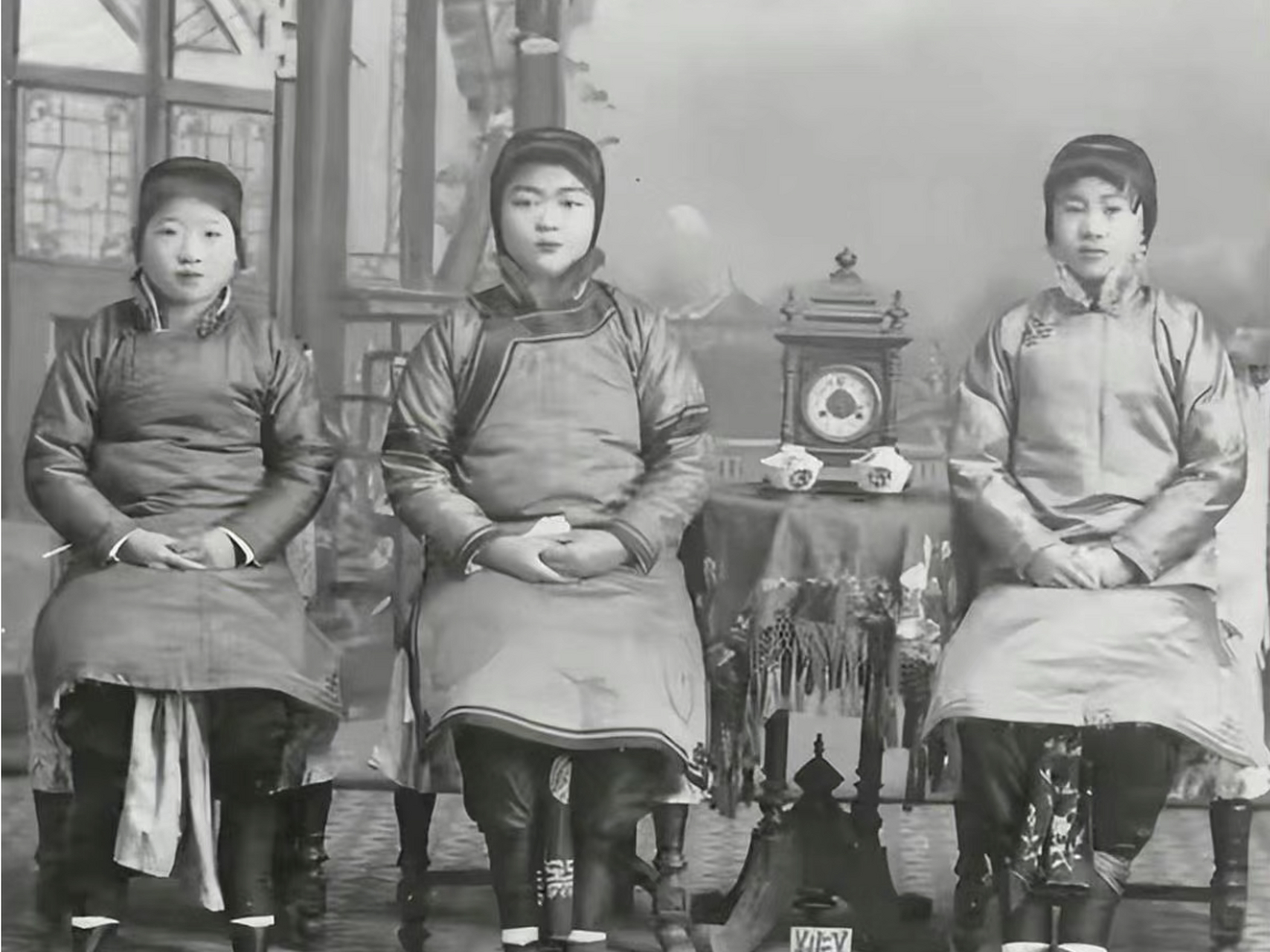 就是清朝女性的主要服饰.让人忍不住想要吐 槽.