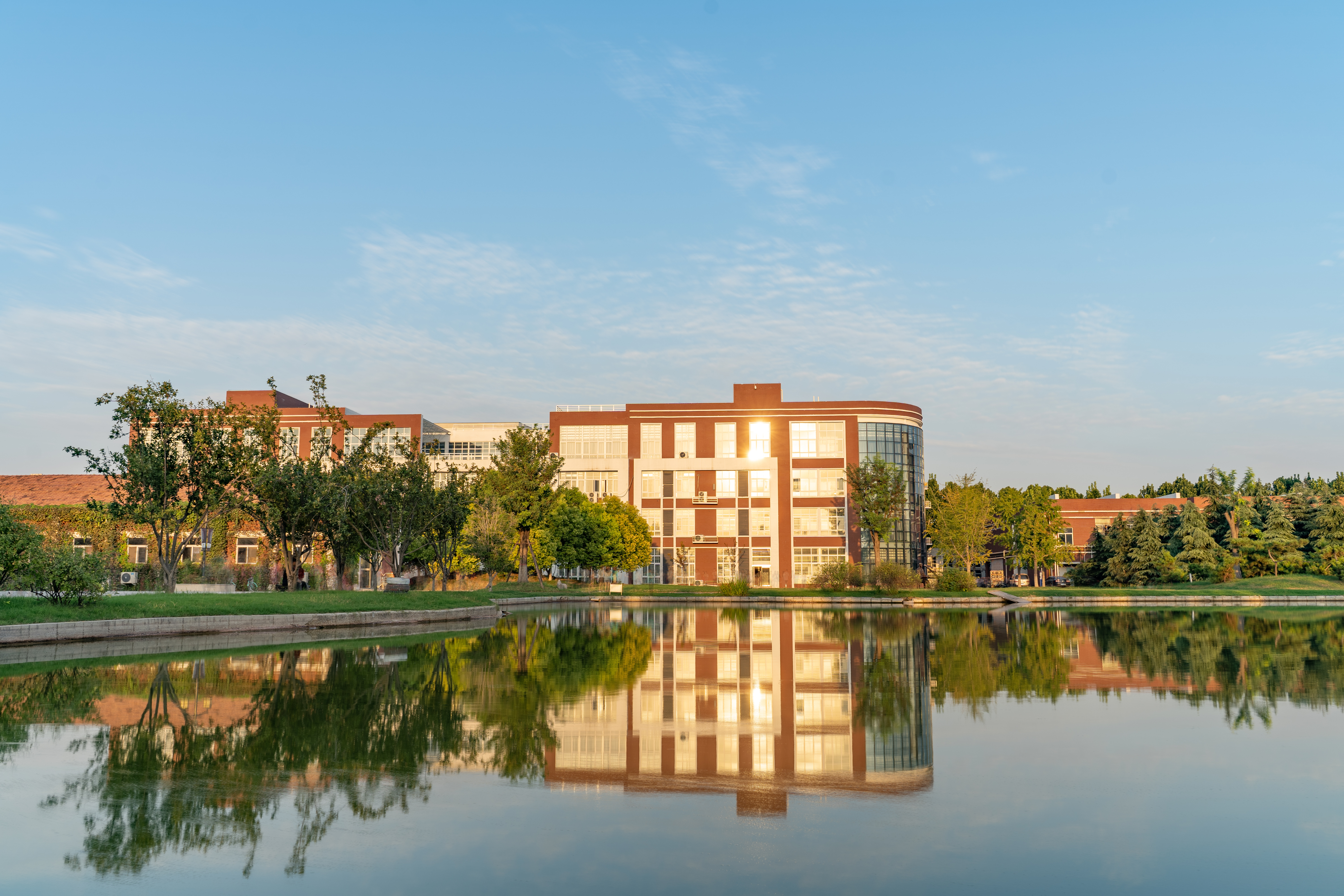 河南最美大学商丘学院图片