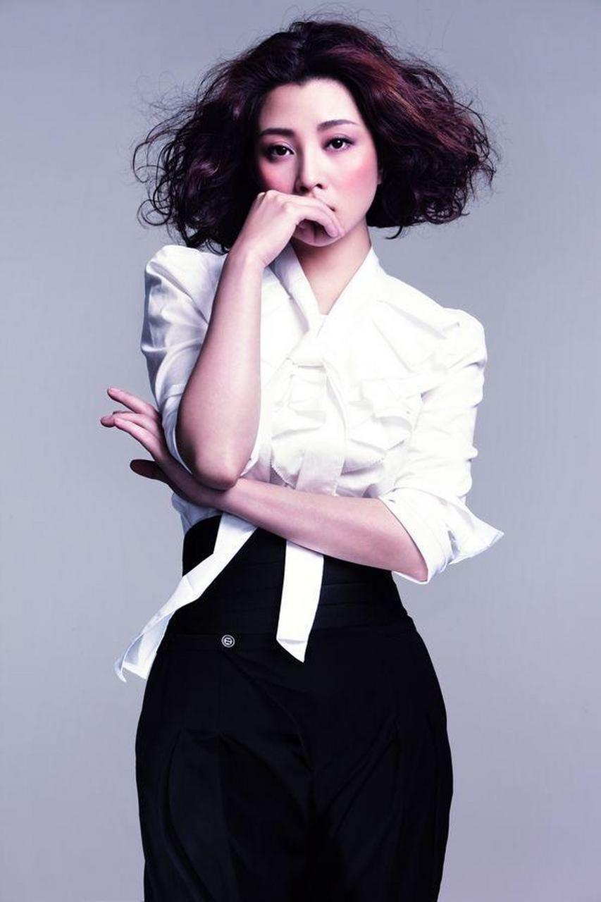 最近,殷桃被拍到和小她一岁的演员赵达以及她的母亲一同在餐厅用餐