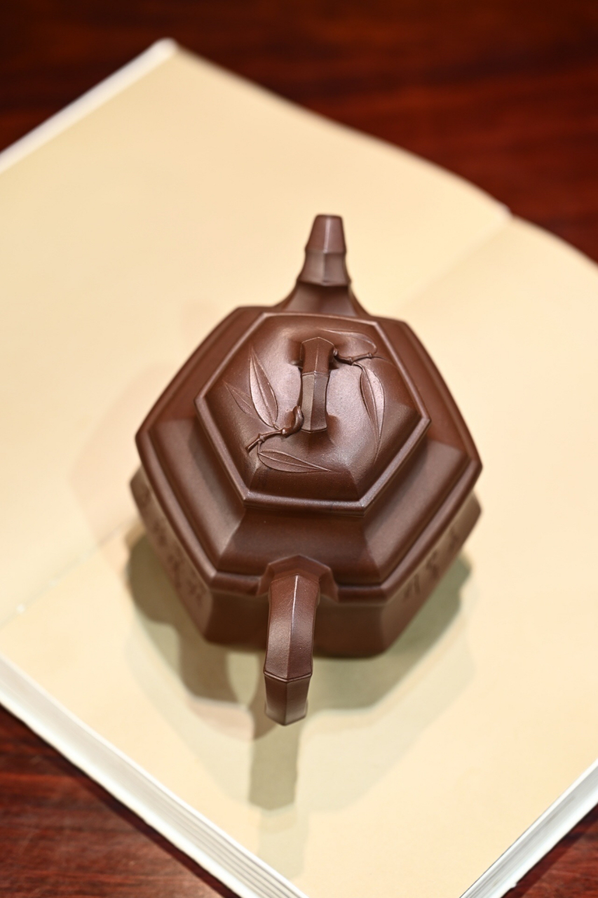 这是一款全手工制作的四方竹鼎壶,容量为580毫升.