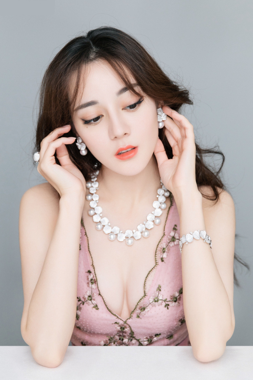 迪丽热巴粉粉色深v礼服,性感迷人,她的s曲线,让人不禁为之倾倒!