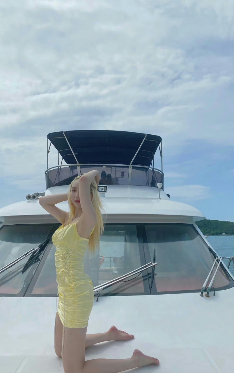 许杨玉琢和她白嫩的美脚丫