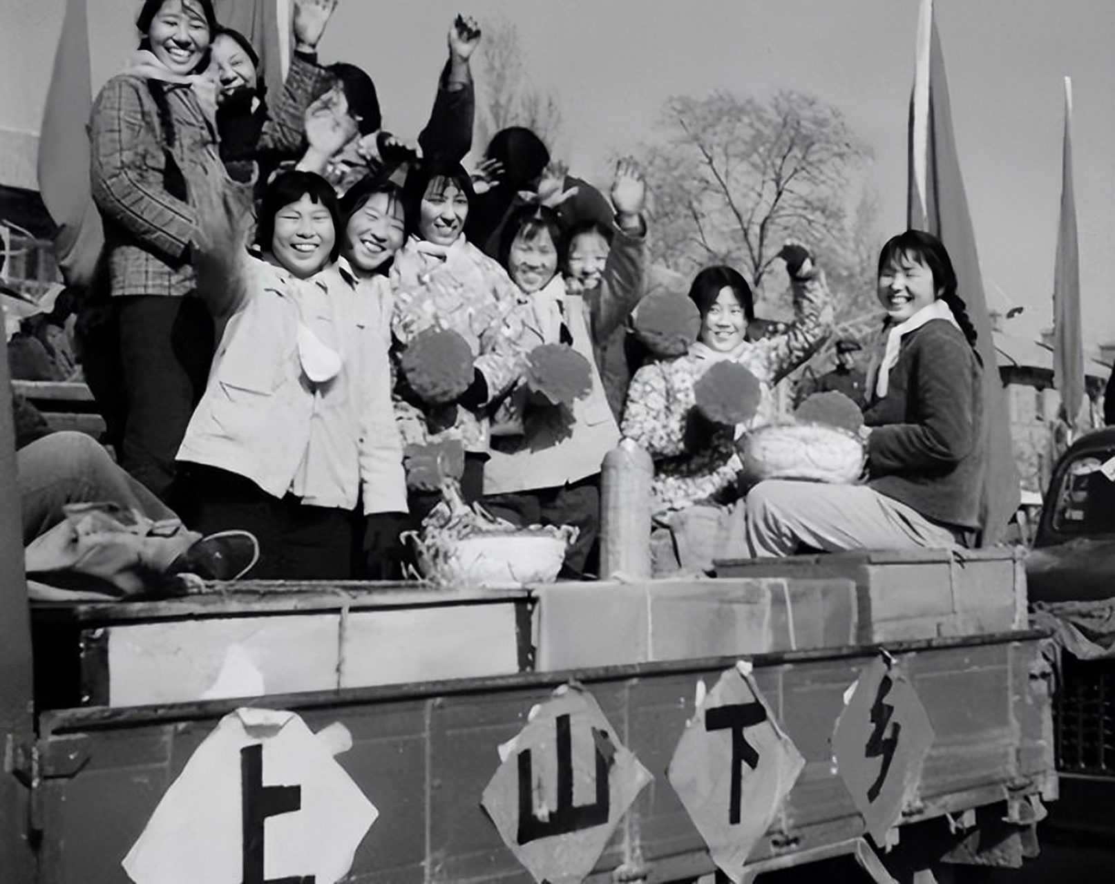 4月2日夜,朱梅华参加了知青们组织的文艺活动后,独自去屋外上厕所